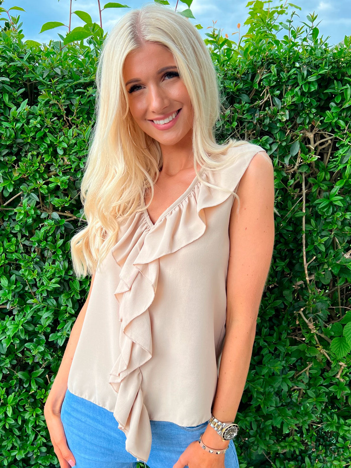 Nannali - Beigefarvet bluse med flæsekant